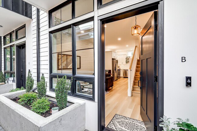 Foto del edificio - West Seattle Townhome w/ Rooftop Deck, Par...