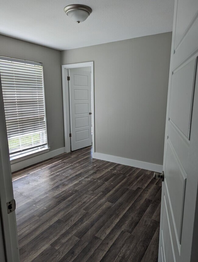 Building Photo - 464 Wilton