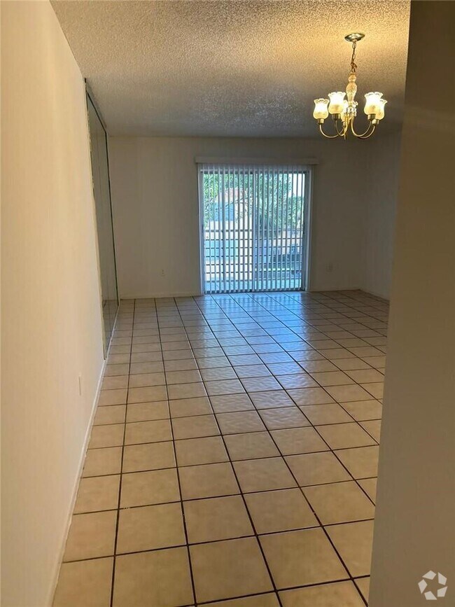 Heritage Circle Condominiums Apartments under 400 Pompano Beach, FL