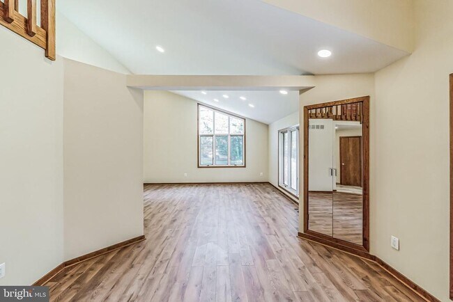 Foto del edificio - 468 Long Ln