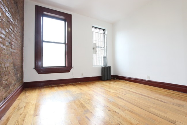 Building Photo - 142 W 109th St