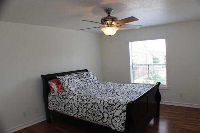 Foto del edificio - 904 University Oaks Blvd