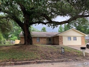 Building Photo - 718 Texas Oak St