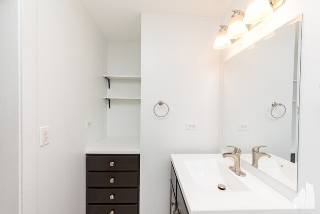 Building Photo - Beautiful 1B 1B in Gold Coast with a dishw...