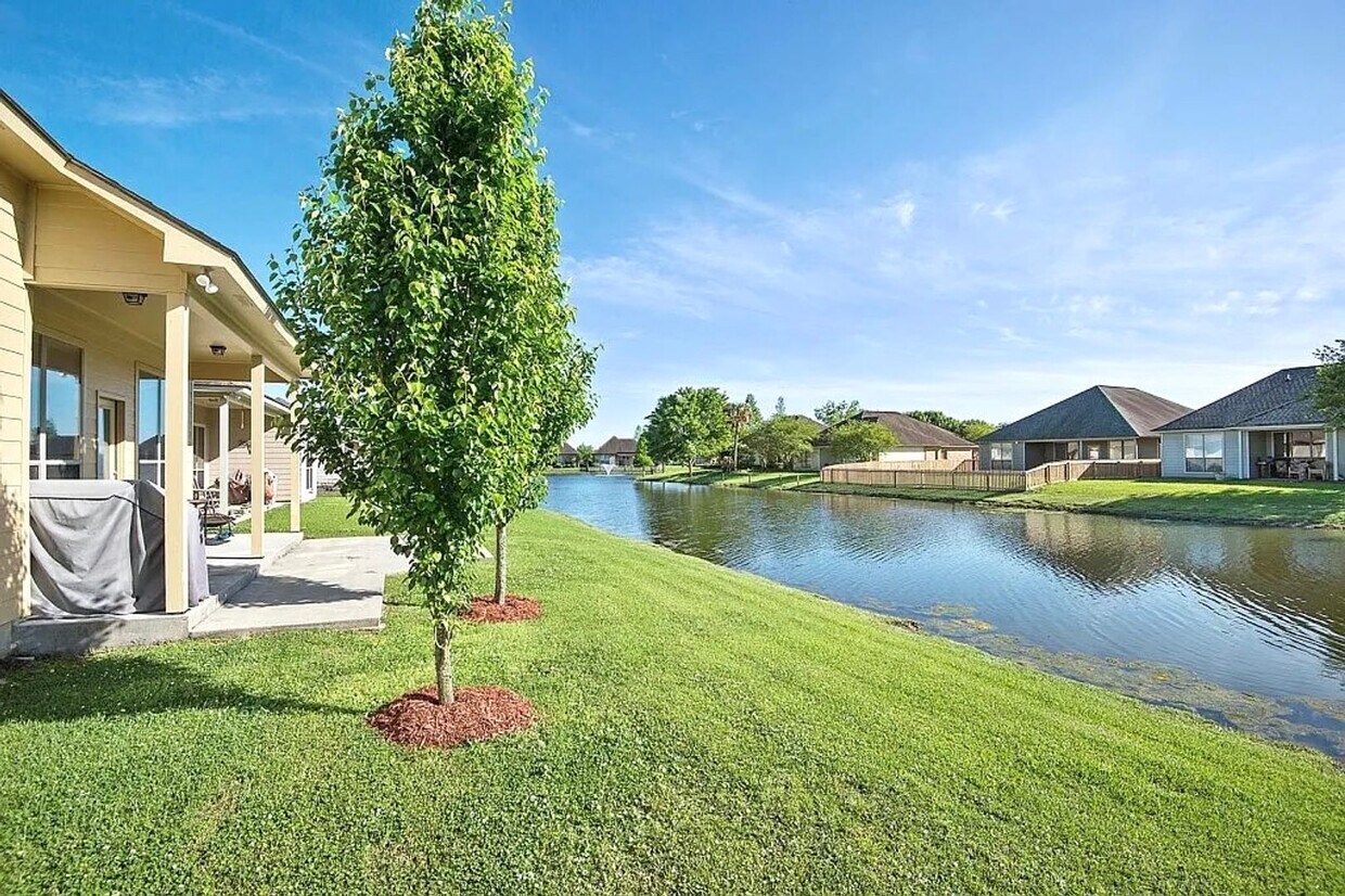 Building Photo - Lakefront Charm Near LSU – 3 Bed, 2 Bath w...