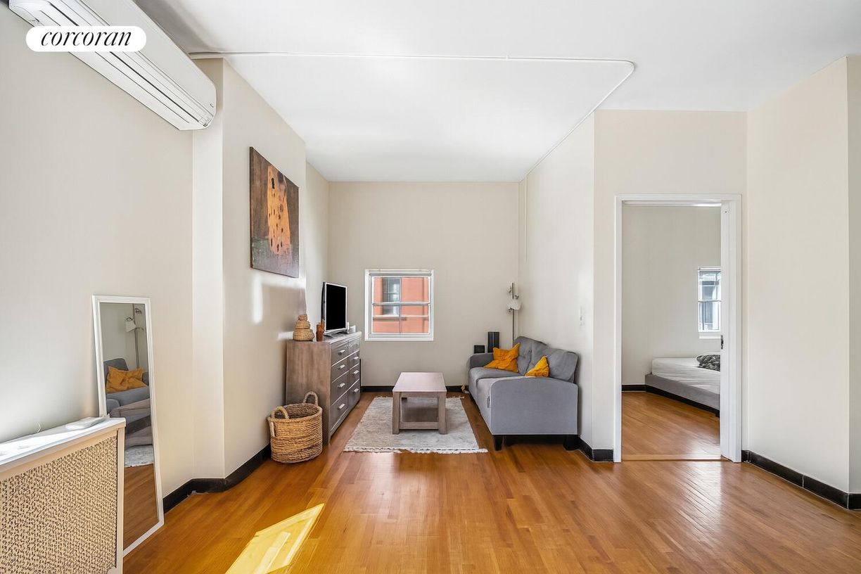 Primary Photo - 30 E 18th St