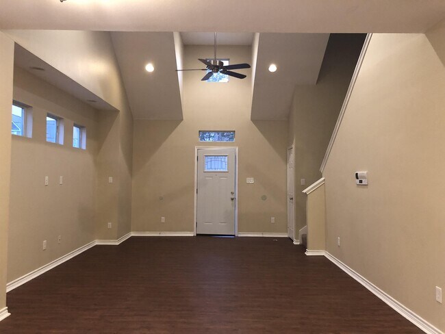 Building Photo - 112 Fairway Dr