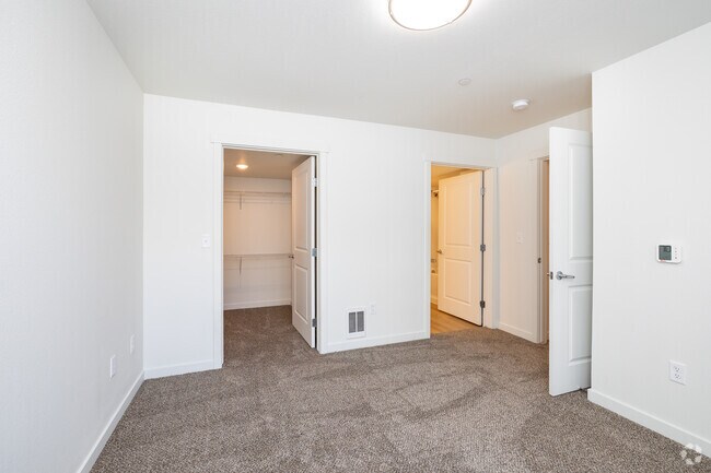 4 habitaciones, 2 baños - 1309 pies cuadrados - Dormitorio principal - Copper Platte