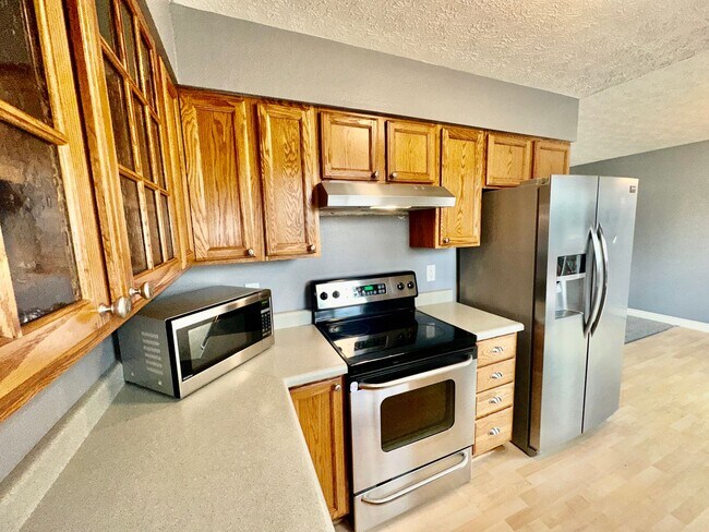 Building Photo - HUGE BACKYARD, 4 BED 2 BATH, HEATED GARAGE HOME!