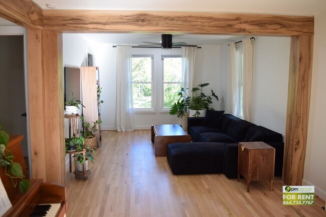 Building Photo - Beautiful Property with 3/1.5 Home!