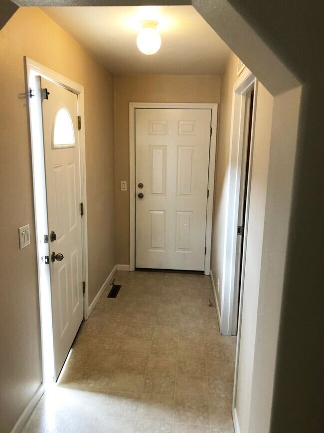Foto del edificio - One Level Rancher 3 Bed 2 Bath 2 Car Garage