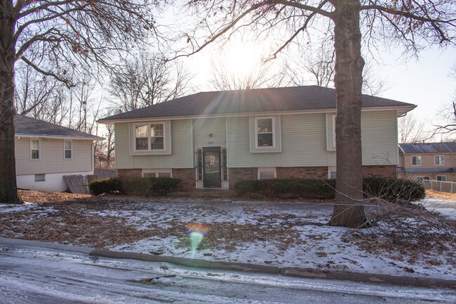 Building Photo - 3 Bedroom South KC Split-Level Rental Home