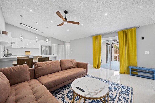 Foto del edificio - 1329 Periwinkle Pl