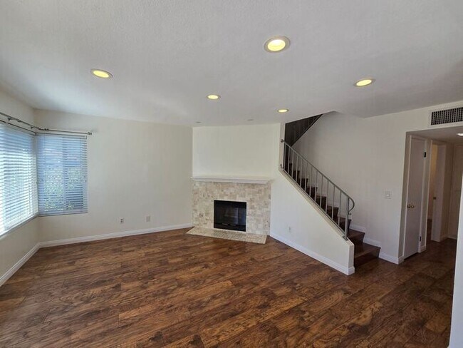 Foto del edificio - Unique 3 bedroom home located in the vibra...