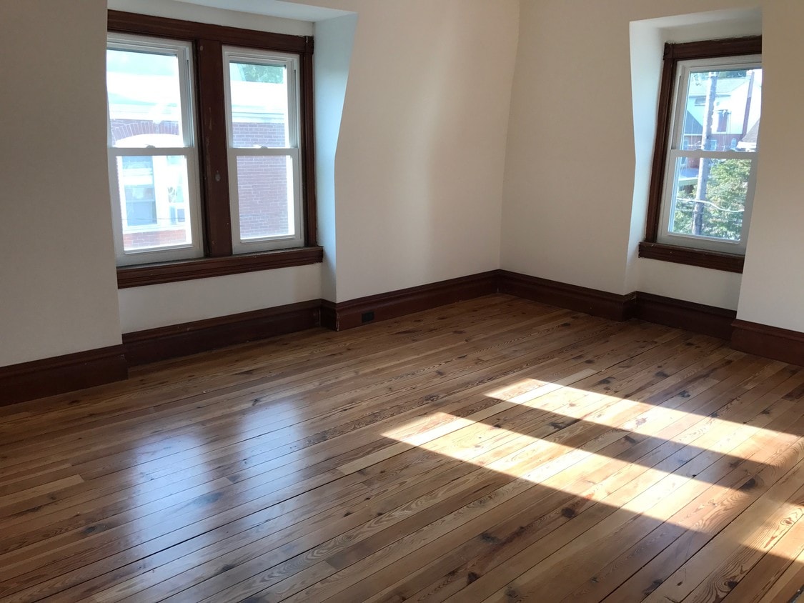 Living Room - 141 W Broad St