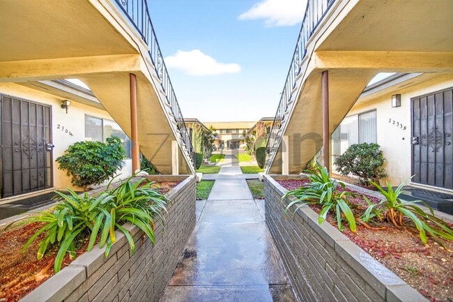 Building Photo - 2303 W Beverly Blvd