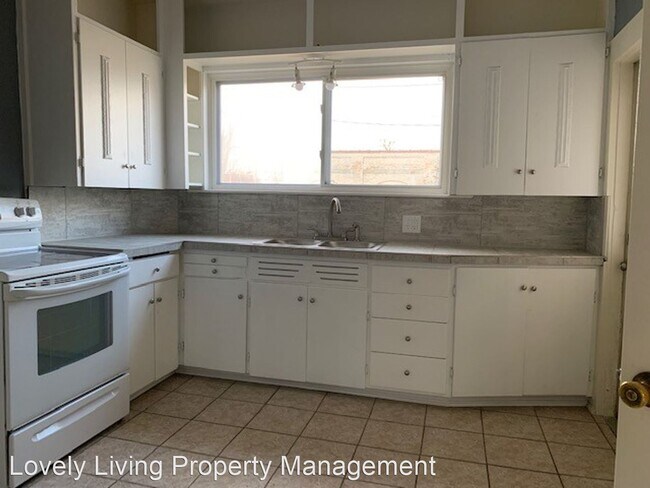 Building Photo - 3 br, 2 bath House - 602 S. Cedar St.