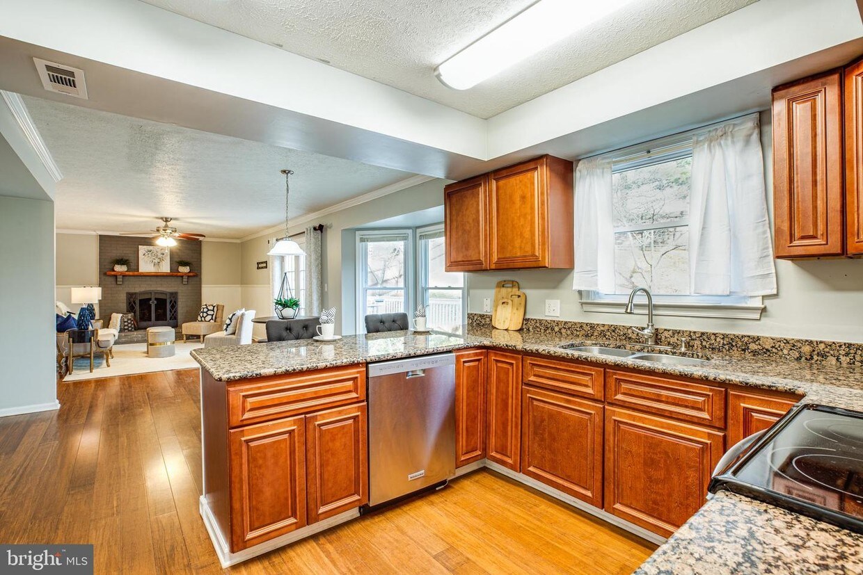 Primary Photo - 107 Chinaberry Dr