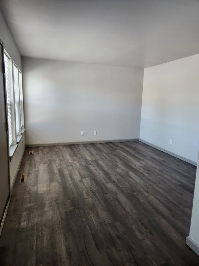 Building Photo - PM 231 - 521-523 W. 5th Street