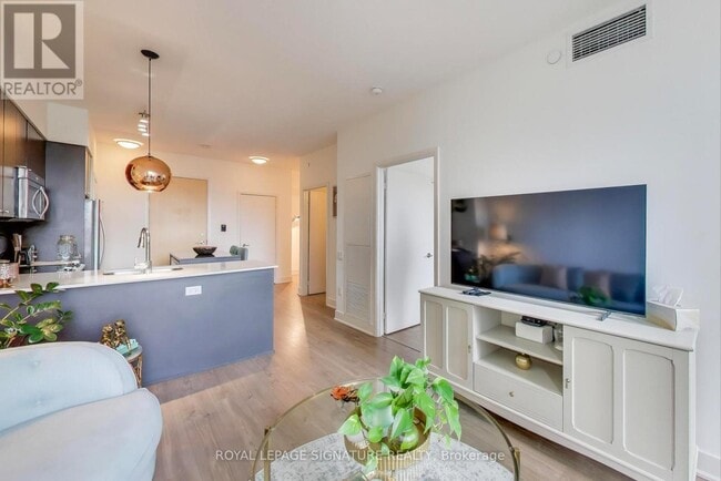 Photo du bâtiment - 30 Roehampton Ave