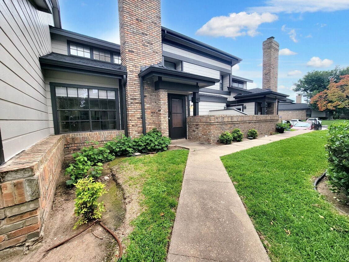 Foto principal - Modern and Cozy 2/BR 2/BA Home in Gated Co...
