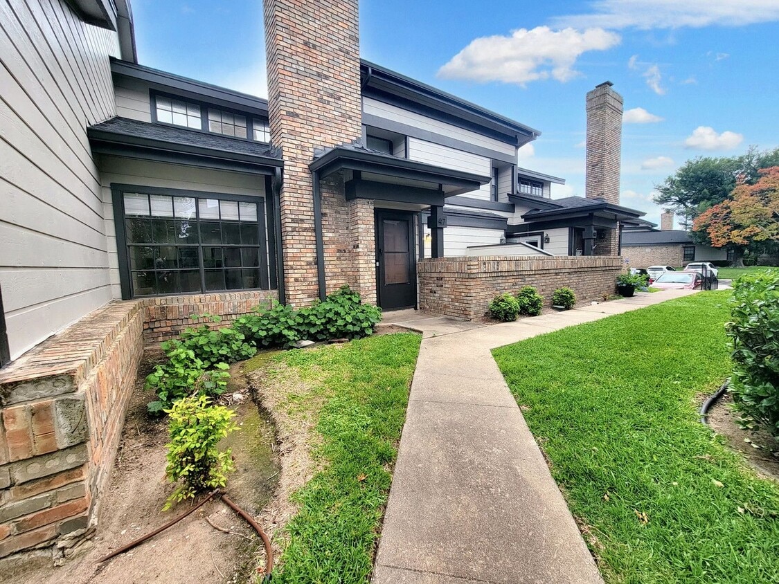 Primary Photo - Modern and Cozy 2/BR 2/BA Home in Gated Co...