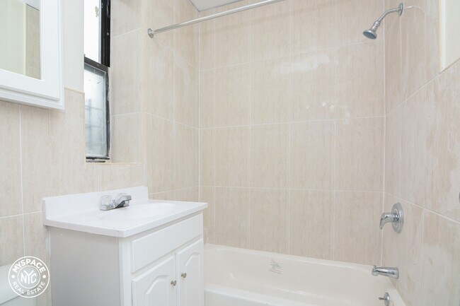 Building Photo - 553 Hinsdale St