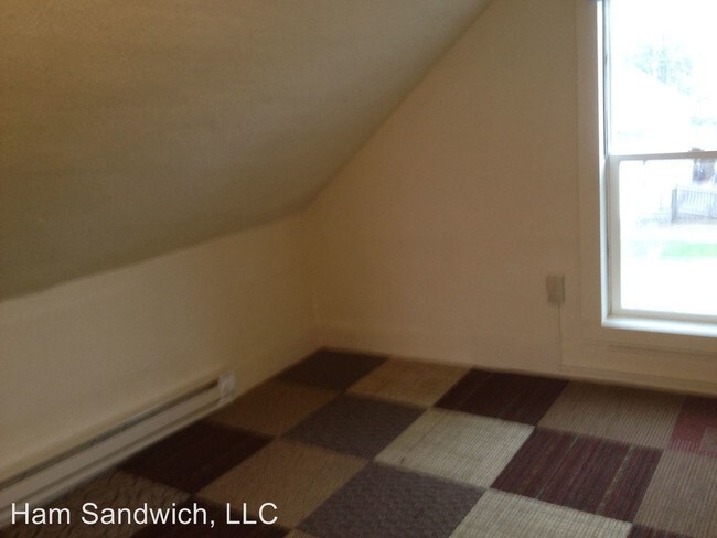 Building Photo - 1 br, 1 bath House - 208 E. 3rd Street