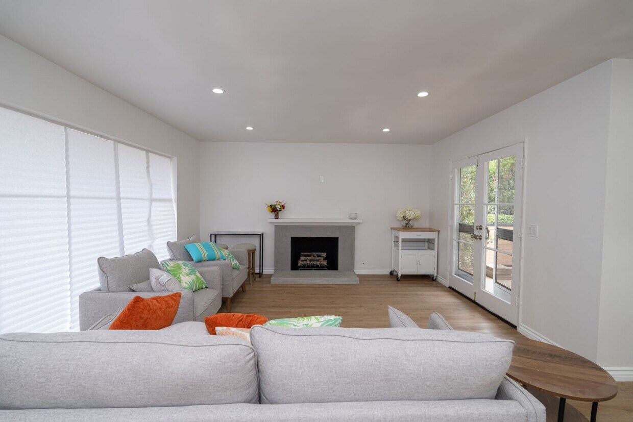 Foto principal - 243-245 Grace Dr