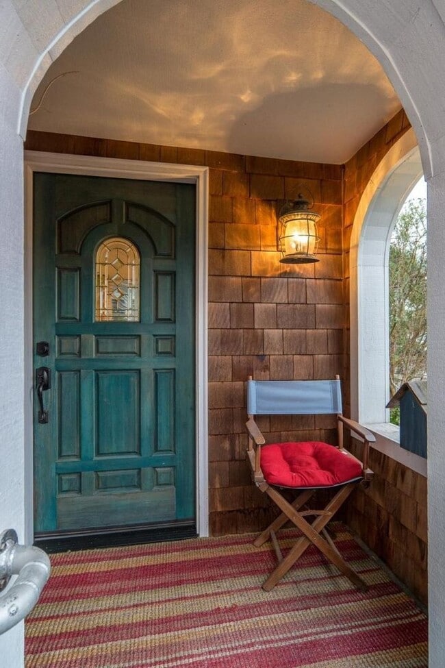 Building Photo - Adorable Furnished Seaside Cottage