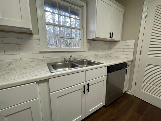 Building Photo - $500 OFF RENT! BEAUTIFUL CHARMING 2 BED/2B...
