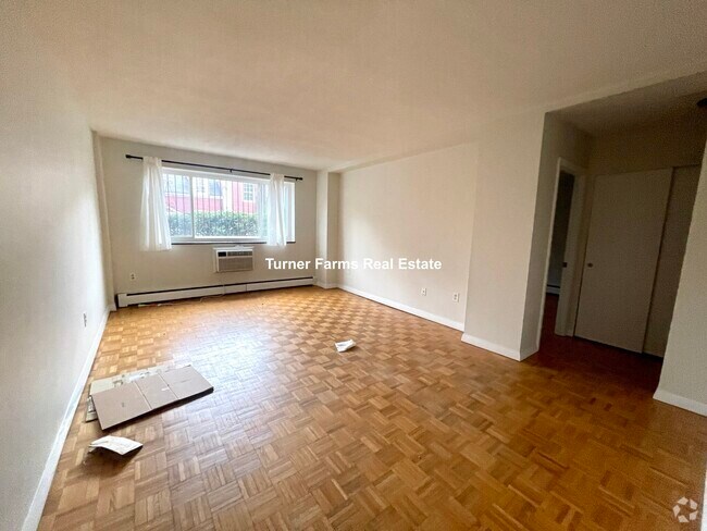 Building Photo - 114 Buttonwood St