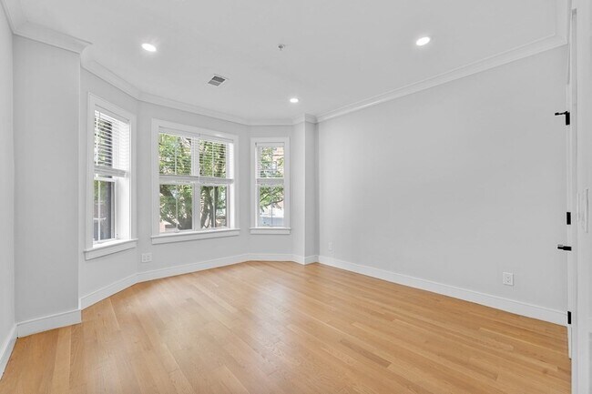 Building Photo - 529 Newbury St