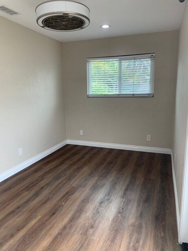 Foto del edificio - 4812 Kelly Dr