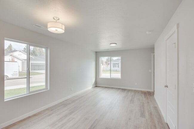 Building Photo - Beautiful 2 Bedroom Cottage Available!