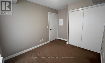 Building Photo - 181 Village Green Square