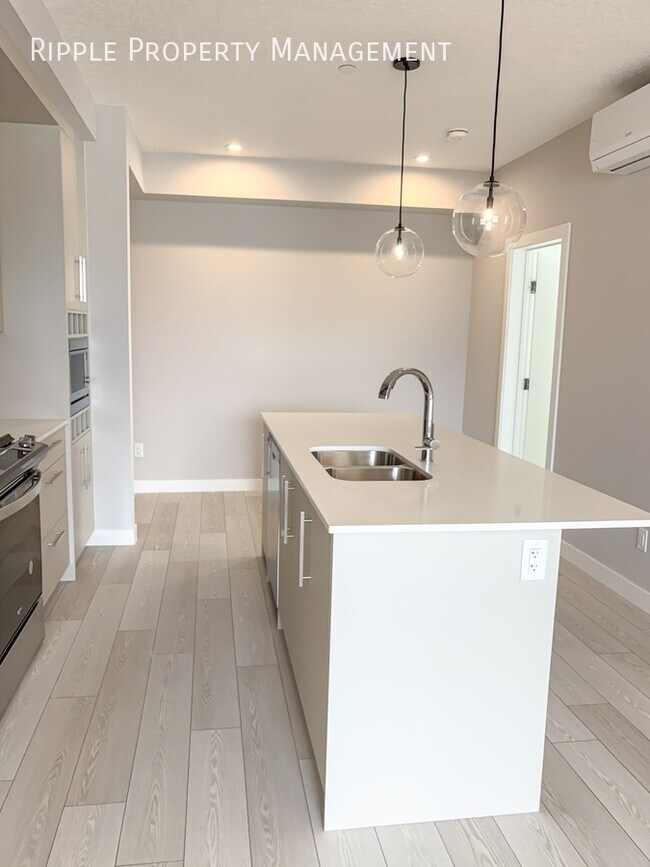 Building Photo - COMING SOON! INCREDIBLE 3 BEDS\2 BATHS CONDO