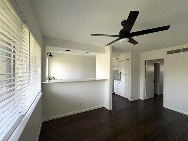 Foto del edificio - 3304 Red River St