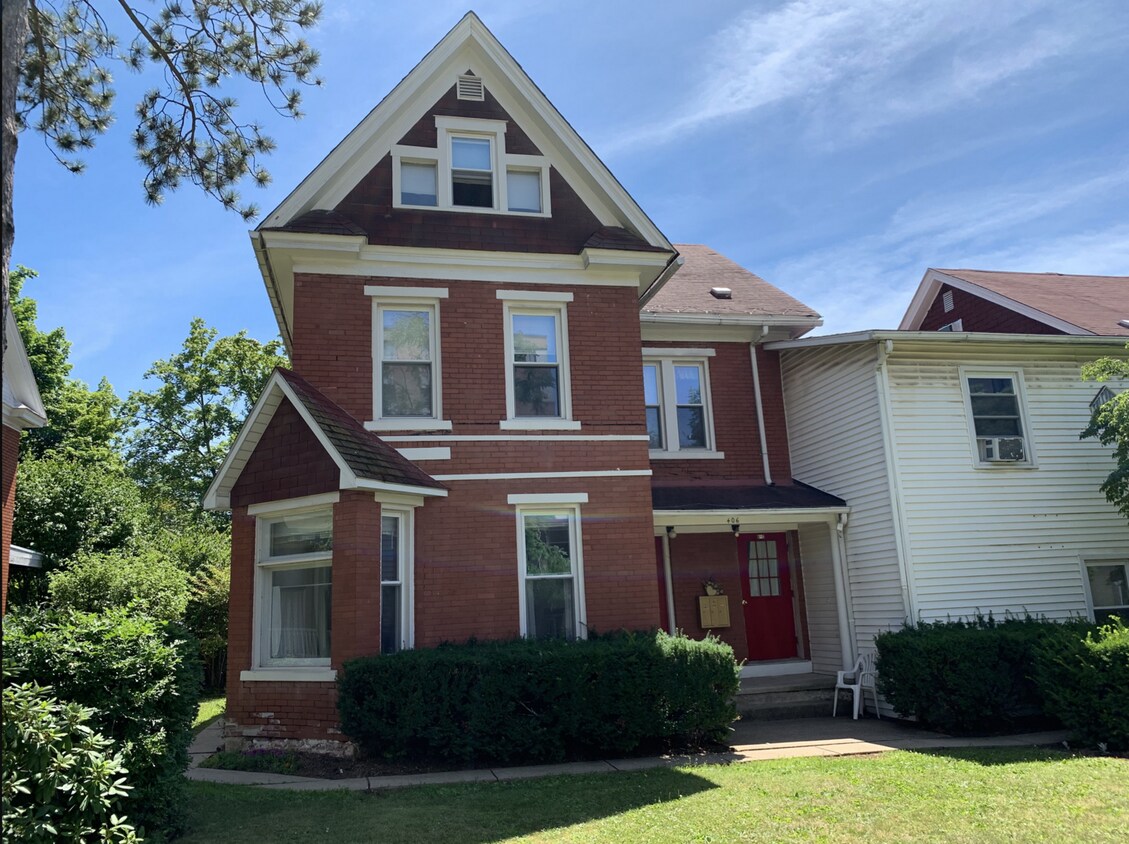Foto principal - 102 W Nittany Ave