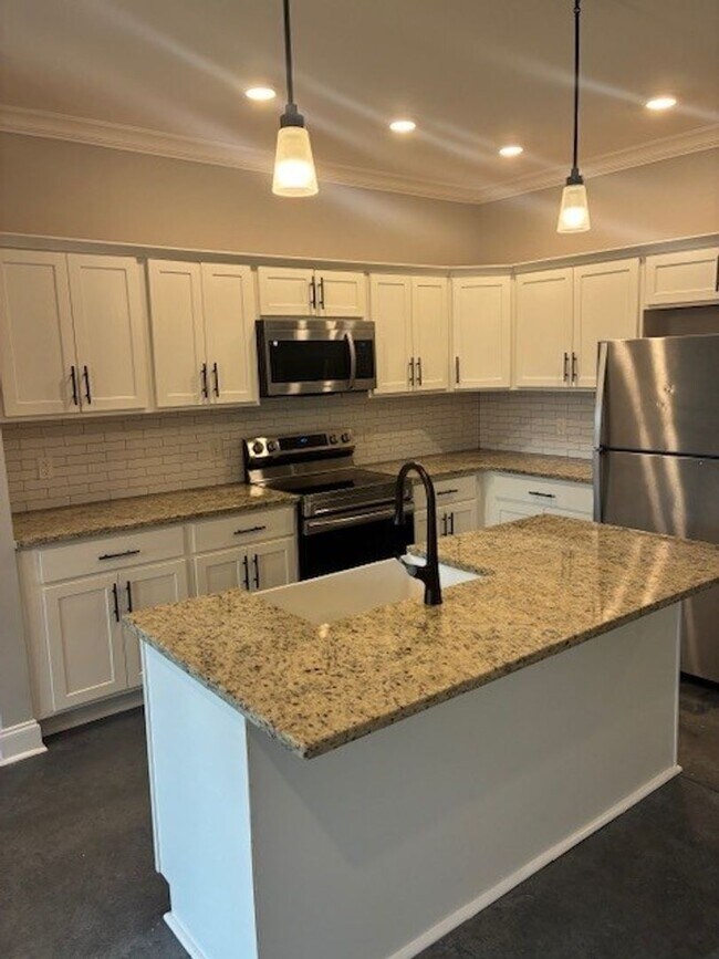 Foto del edificio - Charming 3-Bedroom Home with Modern Finishes in the Heart of Clarksville