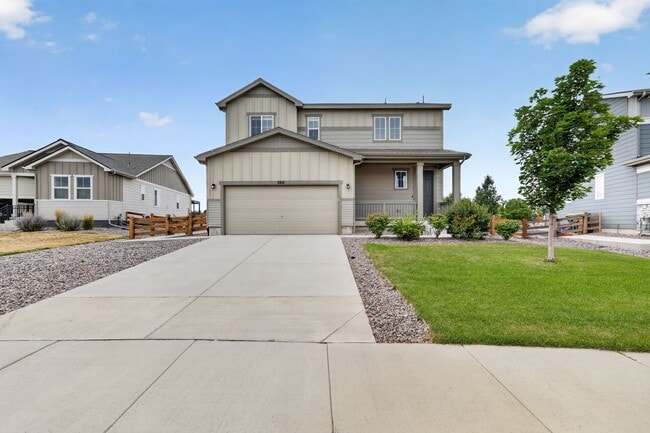 Newer 3BD/3BA Home w/ Quartz Island, Fenced Yard & High Ceilings - Newer 3BD/3BA Home w/ Quartz Island, Fenced Yard & High Ceilings