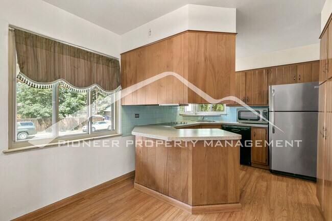 Building Photo - Charming Home with Convenient Location and Two Car Garage!