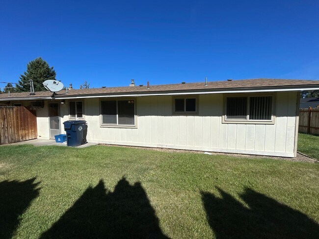 Building Photo - 2452 SW Wickiup Ave