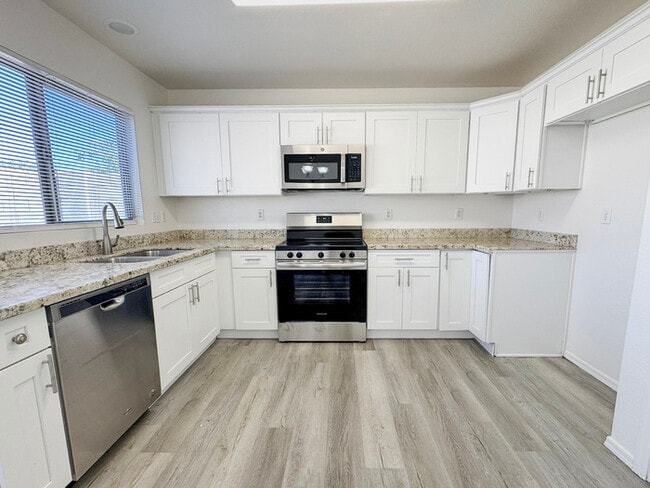 Foto del edificio - 3Bed/2Bath Home 2 Car GAR on 111th Ave/Oli...