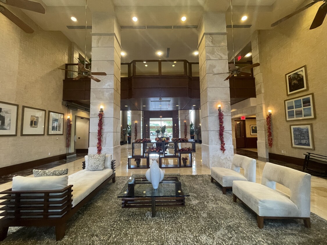 Lobby - 19501 W Country Club Dr