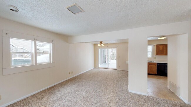 Foto del edificio - 3 Bedrooms with In-Unit Laundry