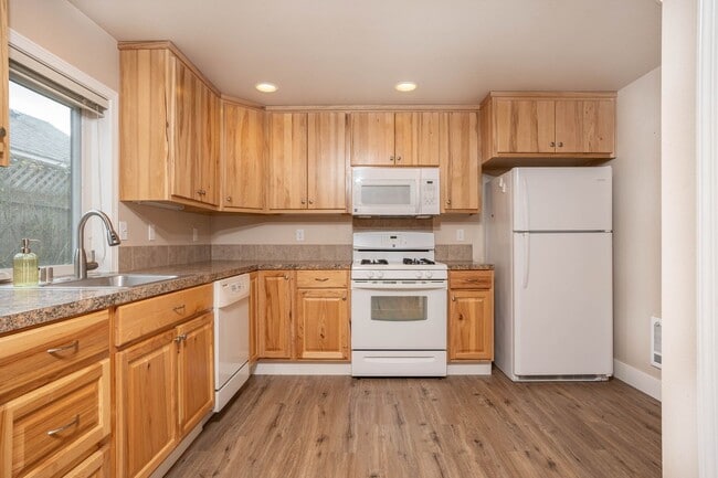 Building Photo - One bedroom apartment located on a private...