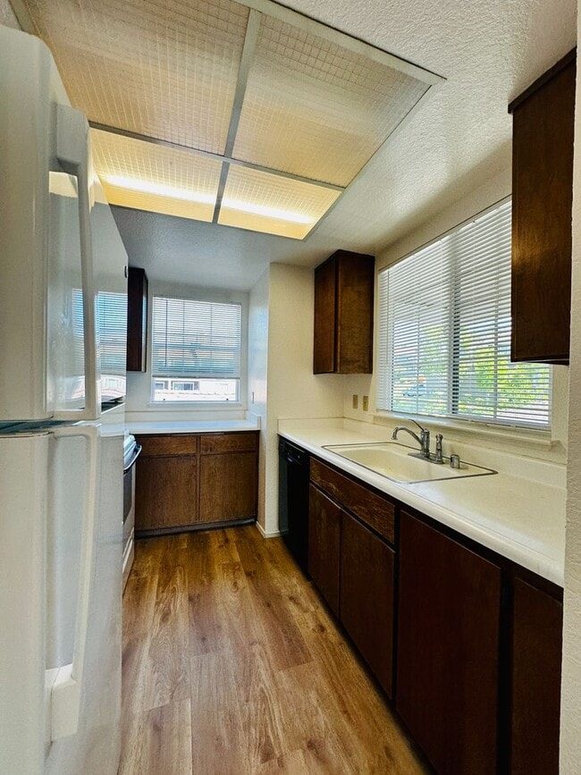 Building Photo - Bridgeview top floor condo with tree top w...