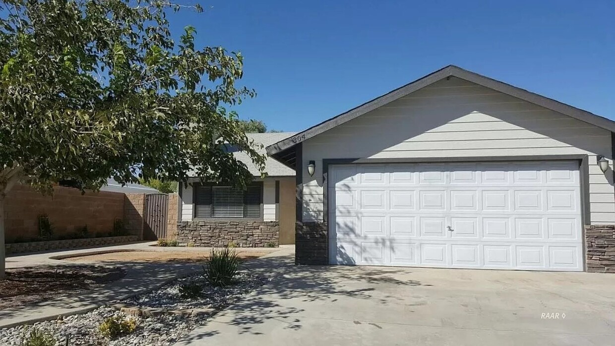 Primary Photo - Home sweet home! Freshly updated 3-bed, 2-...