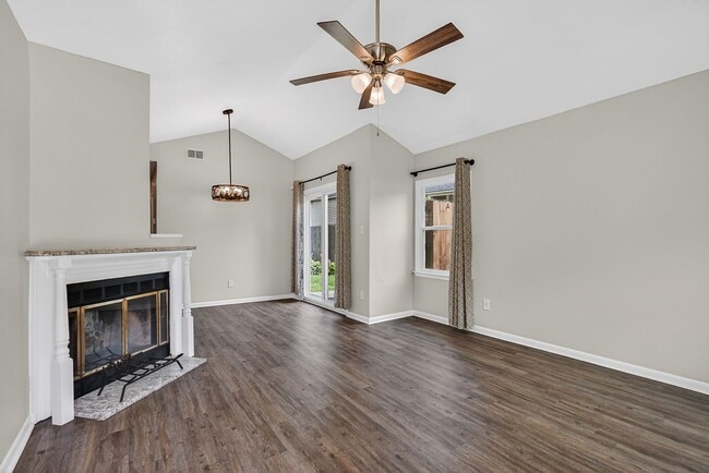 Building Photo - Charming 2Bed Near Piney Green & Camp Lejeune